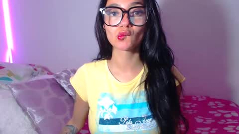 Snapshot of innocent_fox chatting on 10.05.25 Abril online show from 10.05.25