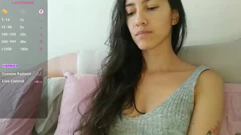 Laroa online show from 10.15.25