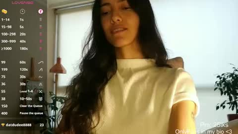 Snapshot of innocentlatiina chatting on 05.22.26 Laroa online show from 05.22.26