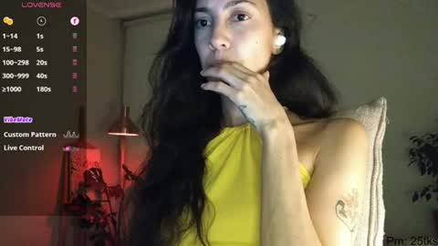 Snapshot of innocentlatiina chatting on 06.17.26 Laroa online show from 06.17.26