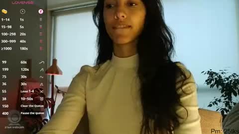 Snapshot of innocentlatiina chatting on 06.21.26 Laroa online show from 06.21.26