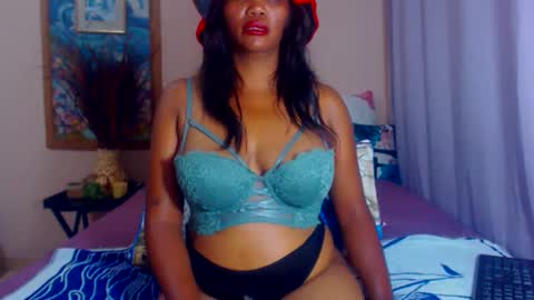 Snapshot of intimacysexy chatting on 12.22.24 boniswa caroline online show from 12.22.24