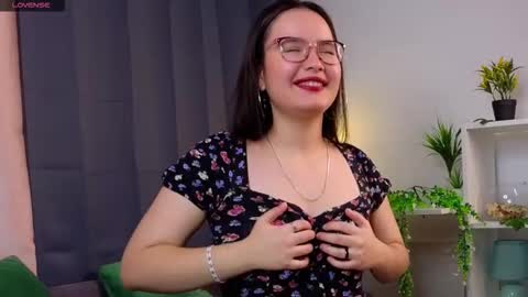 Snapshot of iralascola chatting on 09.18.25 Mia online show from 09.18.25