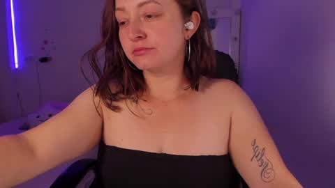 Snapshot of iris_marroquin chatting on 12.23.24 natalia online show from 12.23.24