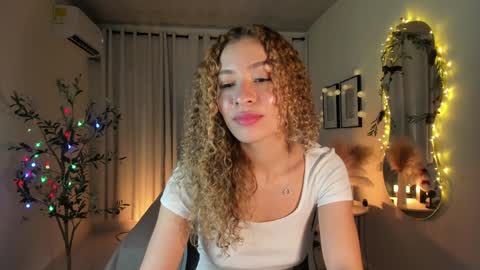 Snapshot of isa_____ chatting on 01.07.25 isa_____ online show from 01.07.25