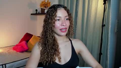 Snapshot of isa_____ chatting on 10.18.25 isa_____ online show from 10.18.25