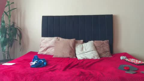 Isa and Natasha online show from 02.04.25