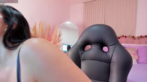 Snapshot of isa_emm chatting on 12.16.25 Isa online show from 12.16.25