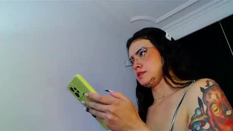 Snapshot of isa_maiden_ chatting on 02.06.25 online show from 02.06.25