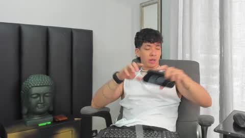 Snapshot of isaac_cryston chatting on 02.12.25 isaac_cryston online show from 02.12.25