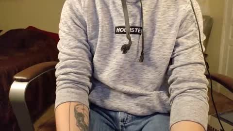 Snapshot of isaac_sheffield chatting on 10.26.25 isaac online show from 10.26.25