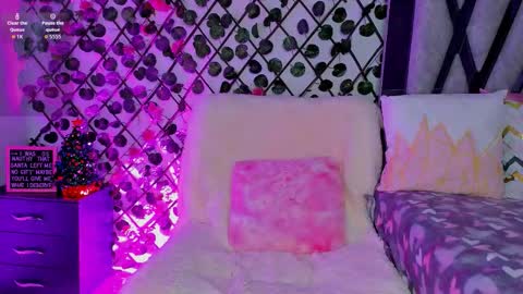 Snapshot of isabel_jamess chatting on 12.17.25 Isa online show from 12.17.25