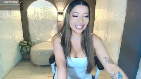 Snapshot of isabella__r chatting on 06.25.26 Isa online show from 06.25.26