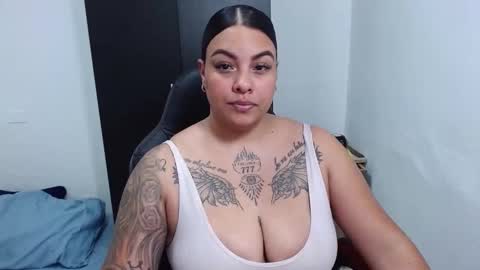 Snapshot of isabella_hots chatting on 02.14.25  estefania online show from 02.14.25