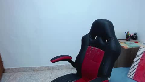 Snapshot of isabella_hots chatting on 02.16.25  estefania online show from 02.16.25