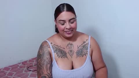 Snapshot of isabella_hots chatting on 10.27.25 estefania online show from 10.27.25