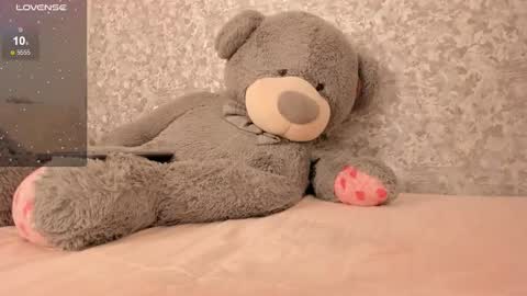 Snapshot of isabella_roberts13 chatting on 02.12.25 isa online show from 02.12.25