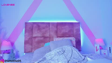 Isabella White online show from 02.24.25