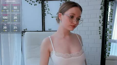 Snapshot of isabellatorrance chatting on 02.28.25 Bella online show from 02.28.25