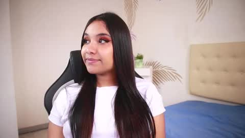 Snapshot of isabelle_lane chatting on 11.24.25 online show from 11.24.25