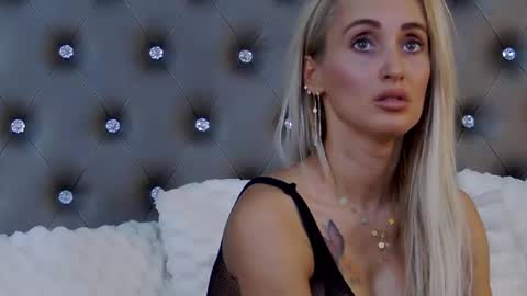 Snapshot of isabelleethan chatting on 02.04.25 IsabelleEthan online show from 02.04.25