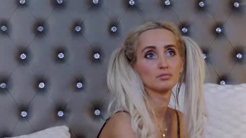 Snapshot of isabelleethan chatting on 02.10.25 IsabelleEthan online show from 02.10.25