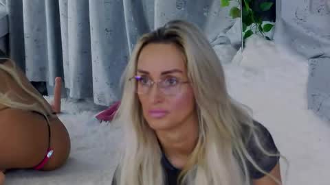 Snapshot of isabelleethan chatting on 11.17.25 IsabelleEthan online show from 11.17.25