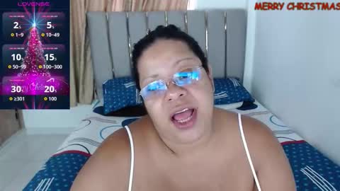 Snapshot of isahot_latin_doll chatting on 12.17.25 isa online show from 12.17.25
