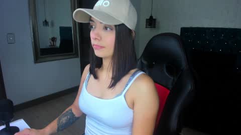 Snapshot of isarogers_dl chatting on 01.23.25 isabel online show from 01.23.25