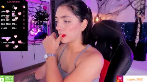 Snapshot of isarogers_dl chatting on 10.28.25 isabel online show from 10.28.25