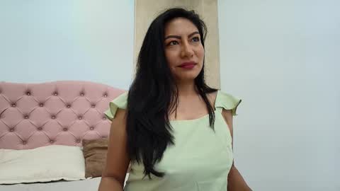 Snapshot of isis_choi chatting on 11.28.25 Isis Choi online show from 11.28.25