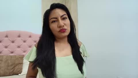 Snapshot of isis_choi chatting on 12.05.25 Isis Choi online show from 12.05.25