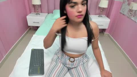 Snapshot of isis_loraine_ chatting on 03.11.25 ISIS online show from 03.11.25