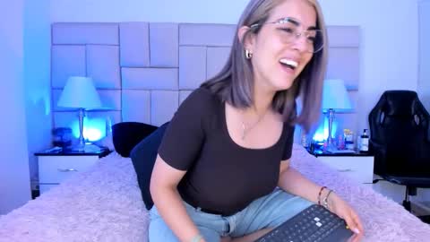 Snapshot of isis_loveyes_ chatting on 01.06.26 Pauli online show from 01.06.26