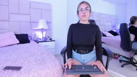 Snapshot of isis_loveyes_ chatting on 01.18.26 Pauli online show from 01.18.26