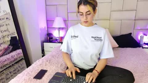 Snapshot of isis_loveyes_ chatting on 03.24.26 Pauli online show from 03.24.26