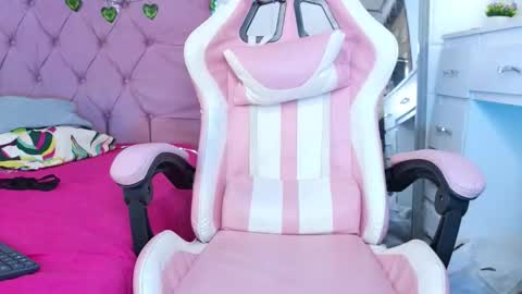 Isla Rosee18 online show from 10.27.25