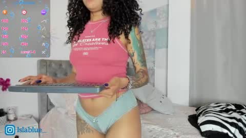 Isla Blue online show from 05.03.26