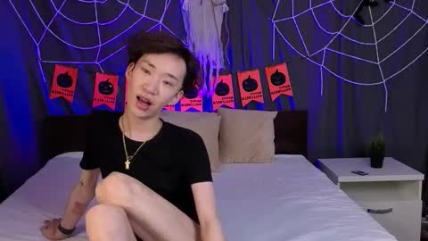 Snapshot of islendtakumi chatting on 10.31.25 Takumi online show from 10.31.25