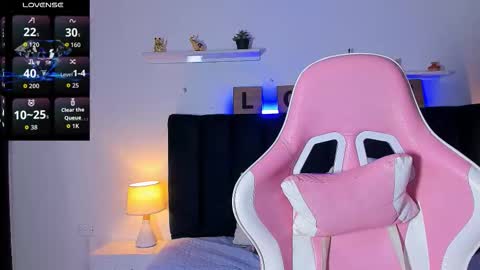 Snapshot of issac_james chatting on 11.11.25 Issac online show from 11.11.25