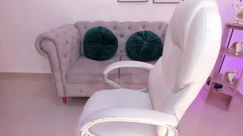 issi_loren online show from 01.11.26