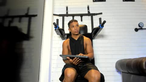 Italo Moore online show from 10.02.25