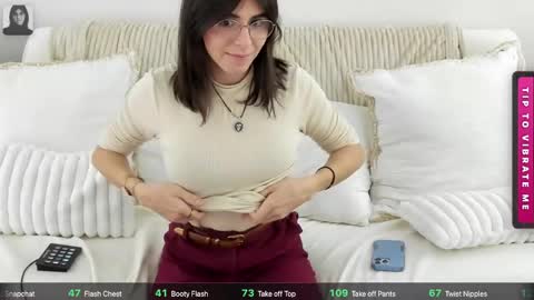 Snapshot of itschloelaurent chatting on 05.22.26 itschloelaurent online show from 05.22.26
