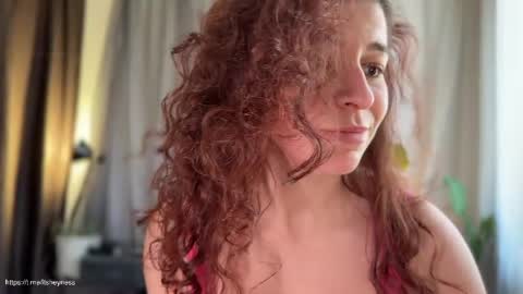 Snapshot of itsheyness chatting on 04.06.26 itsheyness online show from 04.06.26