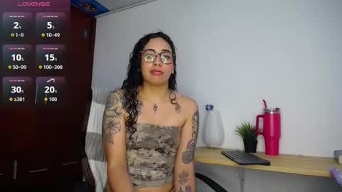 Snapshot of ivonemoon chatting on 11.19.25 ivonemoon online show from 11.19.25