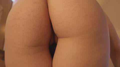 Snapshot of ivy_whyte chatting on 11.21.25 Ivy online show from 11.21.25