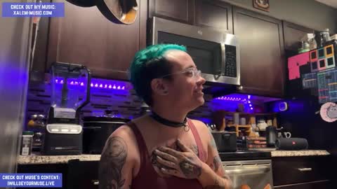 Muse hethey online show from 11.25.25