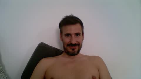 Snapshot of iyoperro chatting on 10.12.25 Casandro online show from 10.12.25