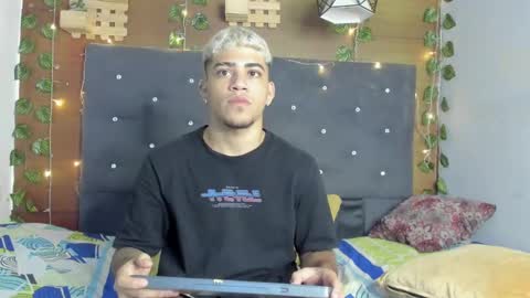 Snapshot of izaak_taylor7 chatting on 01.06.25 izaack online show from 01.06.25