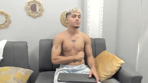 Snapshot of izaak_taylor7 chatting on 02.01.25 izaack online show from 02.01.25